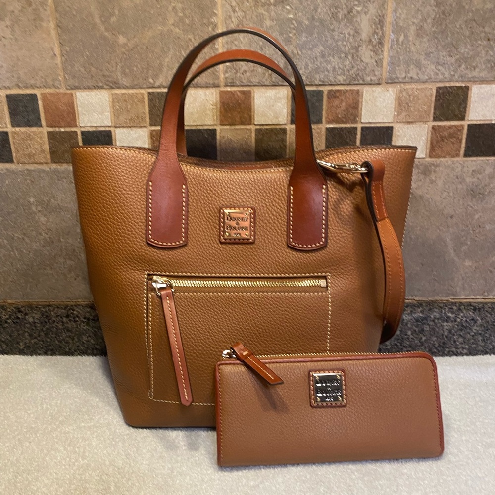 Dooney & Bourke Brown purse & wallet